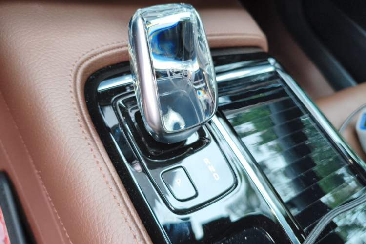 Used Volvo S90 New Energy 2022 T8 eDrive Hybrid Luxury Edition Gear Lever
