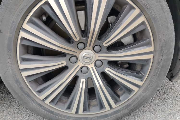 Used Volvo S90 New Energy 2022 T8 eDrive Hybrid Luxury Edition Right Front Wheel Hub