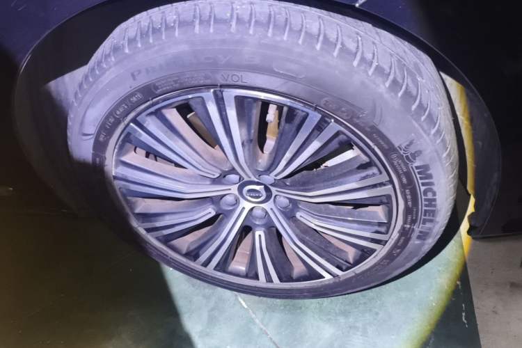 Used Volvo S90 New Energy 2022 T8 eDrive Hybrid Luxury Edition Right Front Wheel Hub