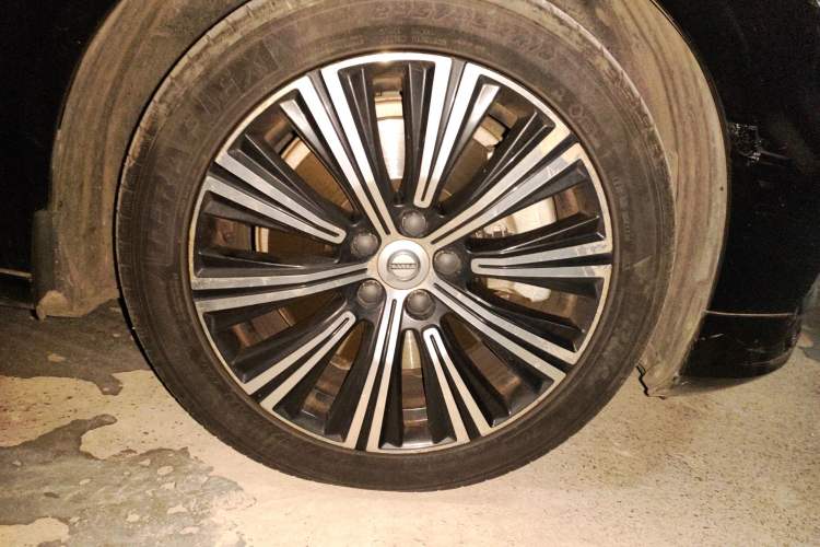 Used Volvo S90 New Energy 2022 T8 eDrive Hybrid Luxury Edition Right Front Wheel Hub