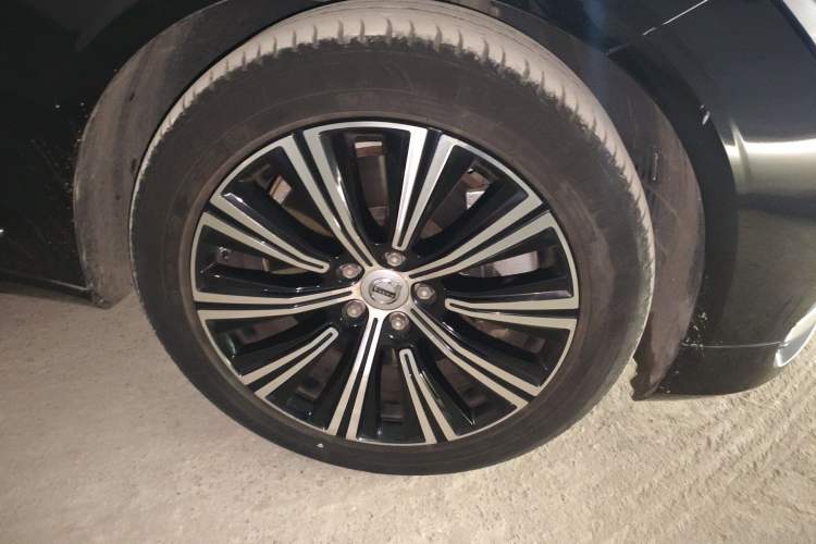 Used Volvo S90 New Energy 2022 T8 eDrive Hybrid Luxury Edition Right Front Wheel Hub