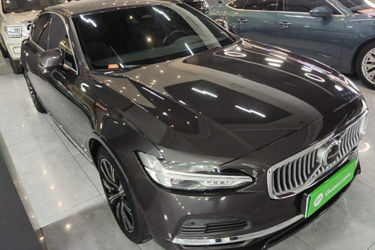 Used Volvo S90 New Energy 2022 T8 eDrive Hybrid Luxury Edition Front Right 45 Deg