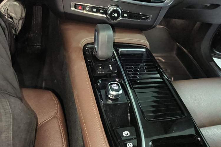 Used Volvo S90 New Energy 2022 T8 eDrive Hybrid Luxury Edition Gear Lever