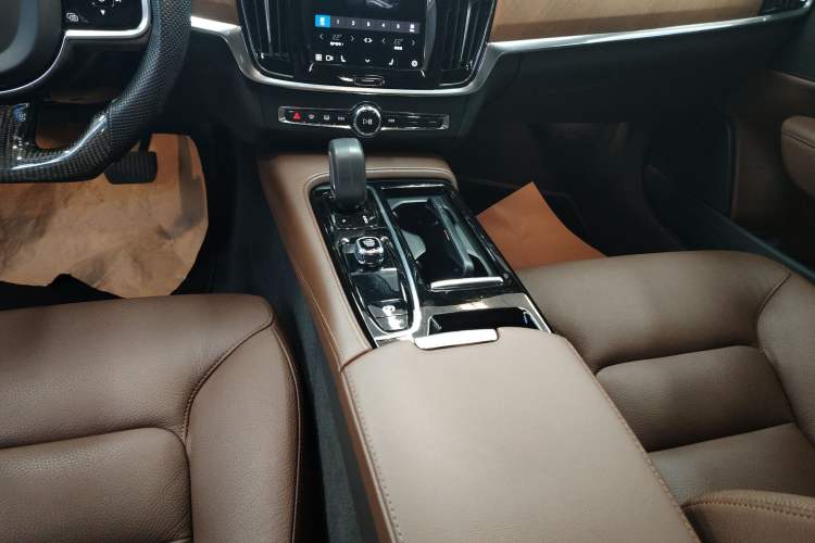 Used Volvo S90 New Energy 2022 T8 eDrive Hybrid Luxury Edition Gear Lever