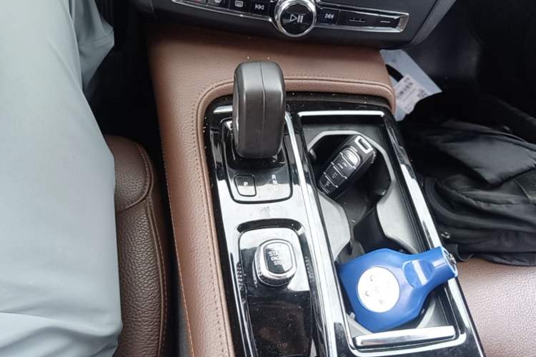 Used Volvo S90 New Energy 2022 T8 eDrive Hybrid Luxury Edition Gear Lever