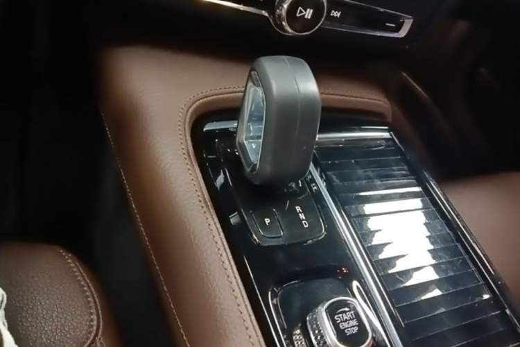 Used Volvo S90 New Energy 2022 T8 eDrive Hybrid Luxury Edition Gear Lever