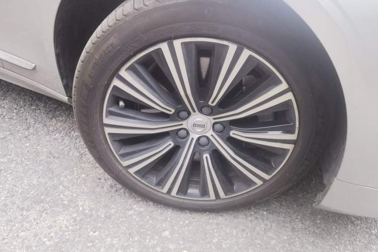 Used Volvo S90 New Energy 2022 Restyled T8 E-Drive Hybrid Zhiyi Luxury Edition Right Front Wheel Hub