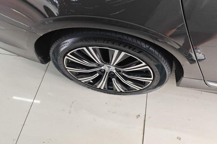 Used Volvo S90 New Energy 2022 Restyled T8 E-Drive Hybrid Zhiyi Luxury Edition Right Rear Wheel Hub