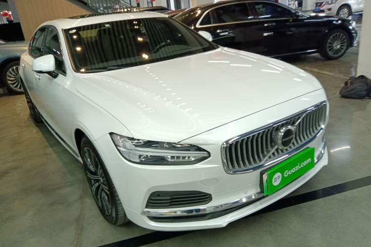 Used Volvo S90 New Energy 2022 T8 eDrive Hybrid Luxury Edition Front Right 45 Deg