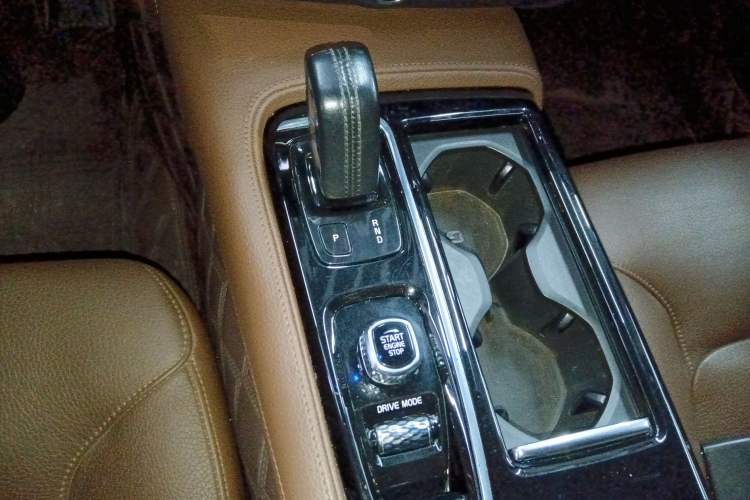 Used Volvo S90 New Energy 2022 T8 eDrive Hybrid Luxury Edition Gear Lever