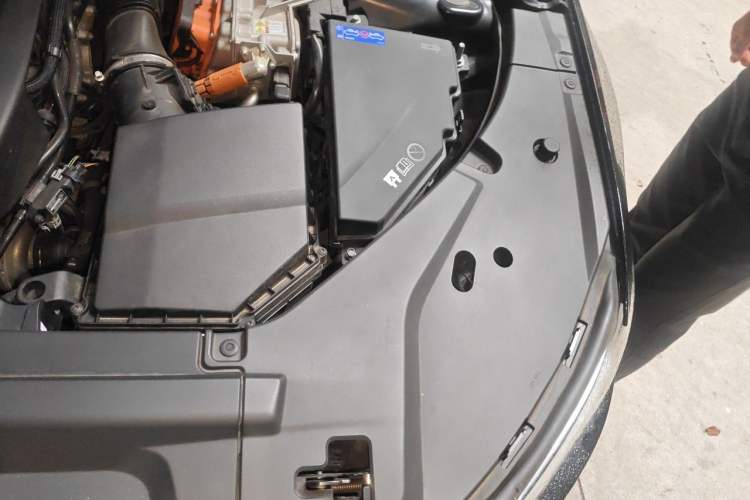 Used Volvo S90 New Energy 2023 T8 Plug-in Hybrid All-Wheel Drive Long-Range Zhiyi Luxury Edition Engine Bay Left
