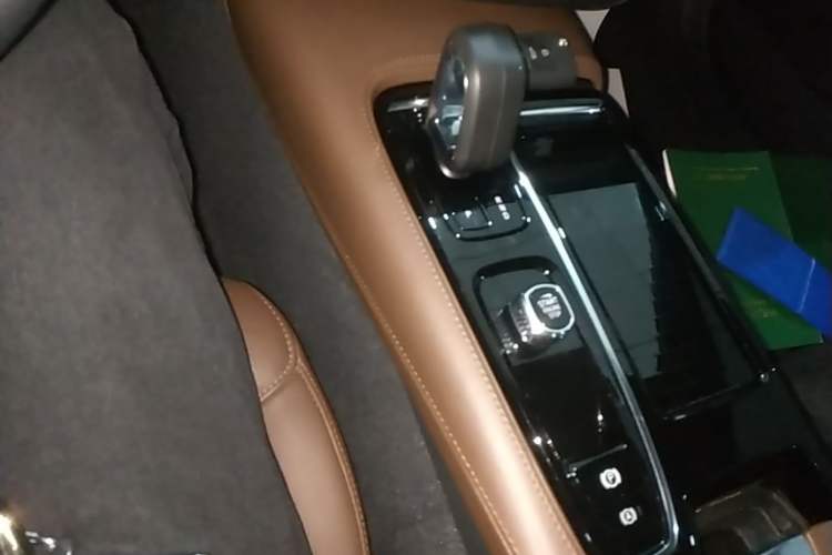 Used Volvo S90 New Energy 2023 T8 Plug-in Hybrid All-Wheel Drive Long-Range Zhiyi Luxury Edition Gear Lever