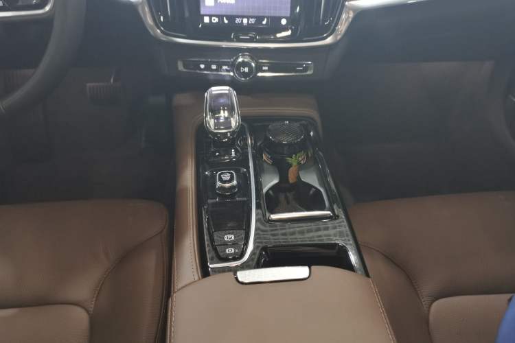 Used Volvo S90 New Energy 2023 T8 Plug-in Hybrid All-Wheel Drive Long-Range Zhiyi Luxury Edition Gear Lever