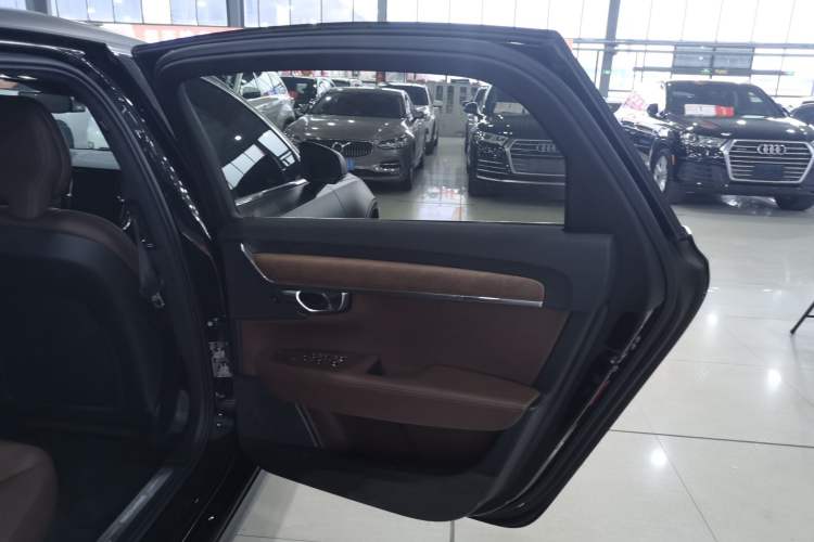 Used Volvo S90 New Energy 2023 T8 Plug-in Hybrid All-Wheel Drive Long-Range Zhiyi Luxury Edition Interior 6