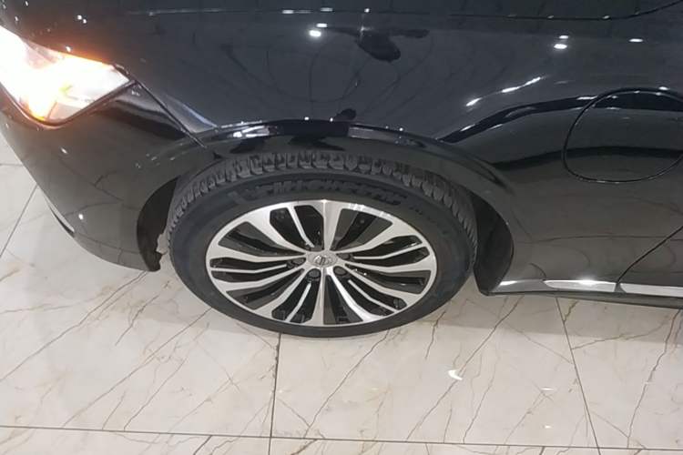 Used Volvo S90 New Energy 2023 T8 Plug-in Hybrid All-Wheel Drive Long-Range Zhiyi Luxury Edition Left Front Wheel Hub