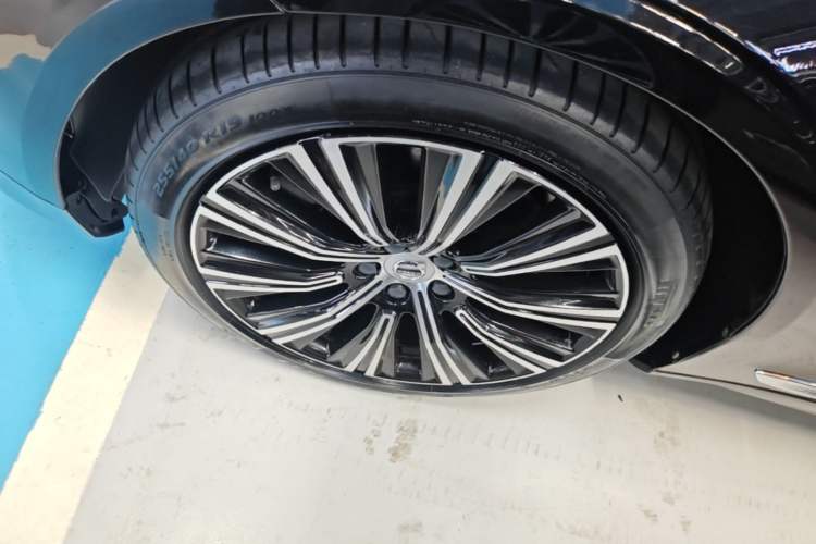 Used Volvo S90 New Energy 2023 T8 Plug-in Hybrid All-Wheel Drive Long-Range Luxury Edition Left Front Wheel Hub