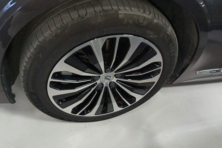 Used Volvo S90 New Energy 2023 T8 Plug-in Hybrid All-Wheel Drive Long-Range Zhiyi Luxury Edition Left Front Wheel Hub