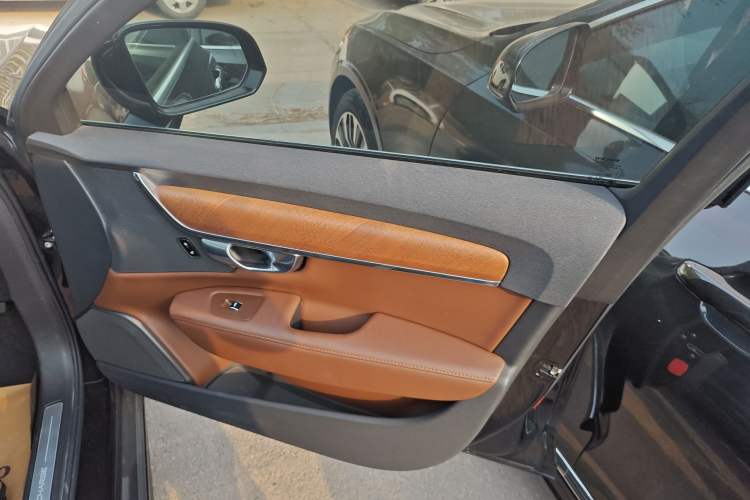 Used Volvo S90 New Energy 2023 T8 Plug-in Hybrid All-Wheel Drive Long-Range Zhiyi Luxury Edition Right Front Door Interior