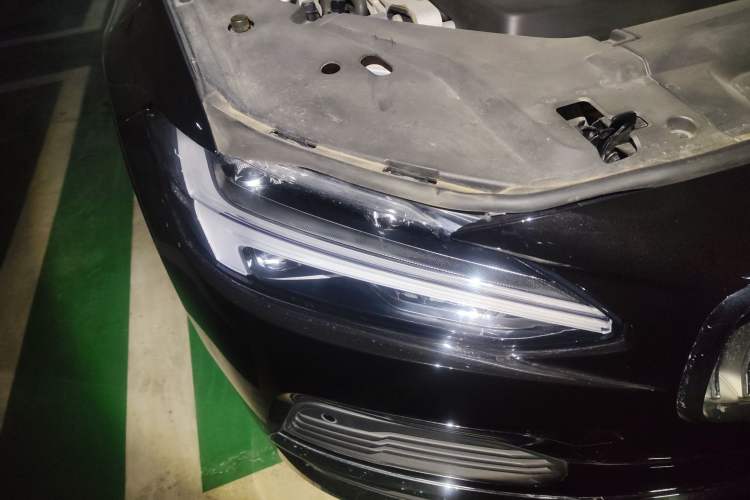 Used Volvo S90 New Energy 2023 T8 Plug-in Hybrid All-Wheel Drive Long-Range Zhiyi Luxury Edition Right Front Headlight