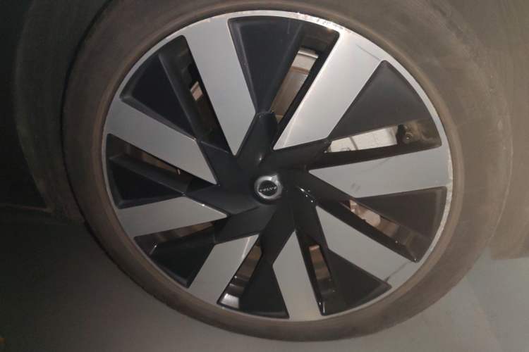 Used Volvo S90 New Energy 2023 T8 Plug-in Hybrid All-Wheel Drive Long-Range Luxury Edition Right Front Wheel Hub