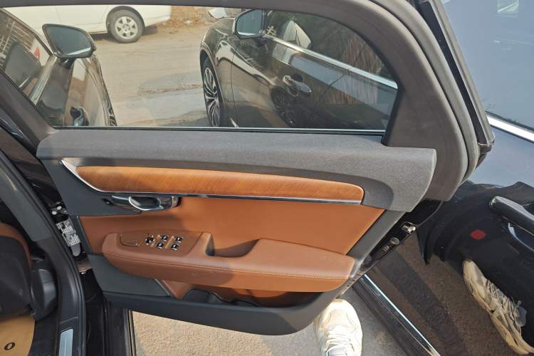 Used Volvo S90 New Energy 2023 T8 Plug-in Hybrid All-Wheel Drive Long-Range Zhiyi Luxury Edition Right Rear Door Interior