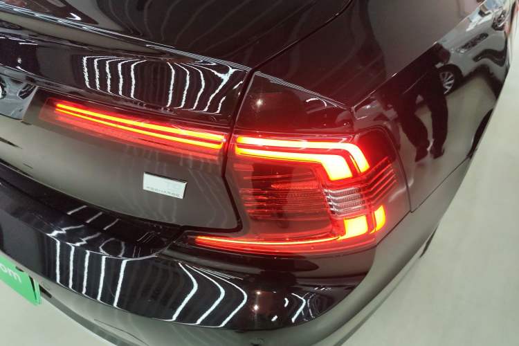 Used Volvo S90 New Energy 2023 T8 Plug-in Hybrid All-Wheel Drive Long-Range Zhiyi Luxury Edition Right Rear Taillight