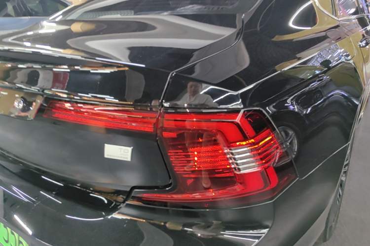 Used Volvo S90 New Energy 2023 T8 Plug-in Hybrid All-Wheel Drive Long-Range Zhiyi Luxury Edition Right Rear Taillight