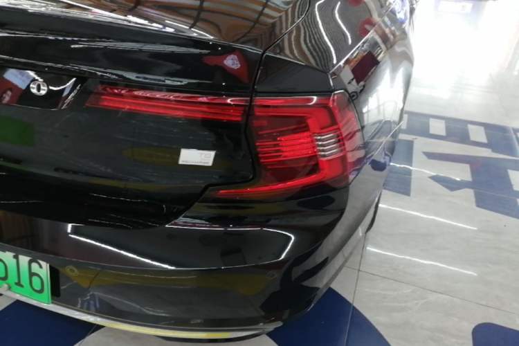 Used Volvo S90 New Energy 2023 T8 Plug-in Hybrid All-Wheel Drive Long-Range Zhiyi Luxury Edition Right Rear Taillight