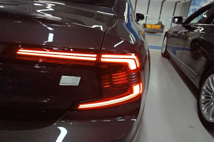 Used Volvo S90 New Energy 2023 T8 Plug-in Hybrid All-Wheel Drive Long-Range Zhiyi Luxury Edition Right Rear Taillight