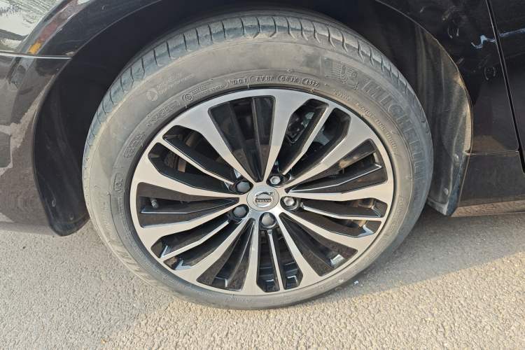 Used Volvo S90 New Energy 2023 T8 Plug-in Hybrid All-Wheel Drive Long-Range Zhiyi Luxury Edition Right Rear Wheel Hub