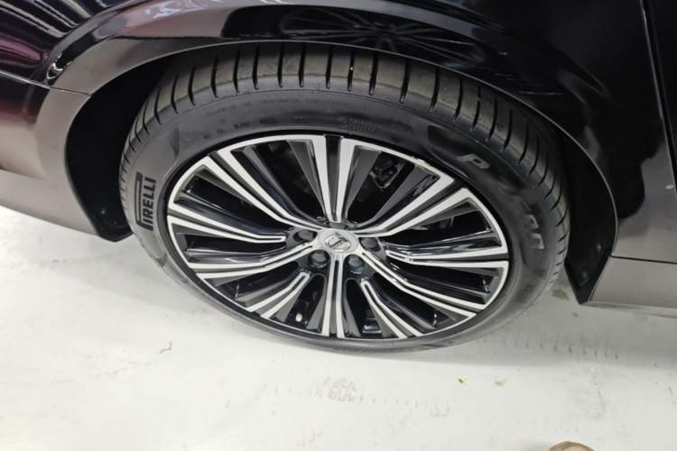 Used Volvo S90 New Energy 2023 T8 Plug-in Hybrid All-Wheel Drive Long-Range Luxury Edition Right Rear Wheel Hub