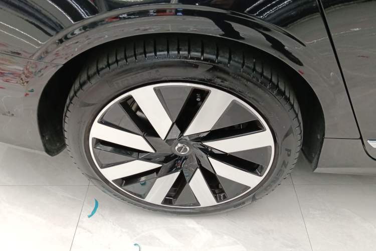 Used Volvo S90 New Energy 2023 T8 Plug-in Hybrid All-Wheel Drive Long-Range Luxury Edition Right Rear Wheel Hub