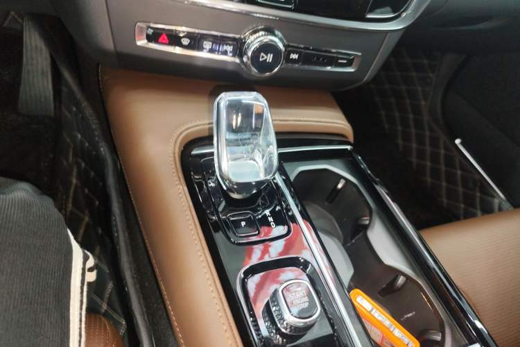 Used Volvo S90 New Energy 2023 T8 Plug-in Hybrid All-Wheel Drive Long-Range Luxury Edition Gear Lever