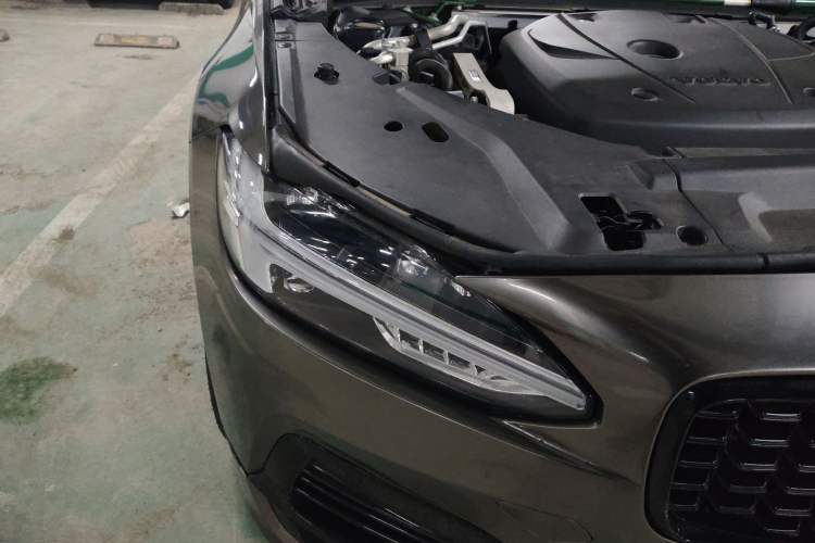 Used Volvo S90 New Energy 2023 T8 Plug-in Hybrid All-Wheel Drive Long-Range Zhiyi Luxury Edition Right Front Headlight