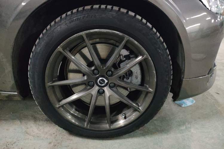 Used Volvo S90 New Energy 2023 T8 Plug-in Hybrid All-Wheel Drive Long-Range Zhiyi Luxury Edition Right Front Wheel Hub