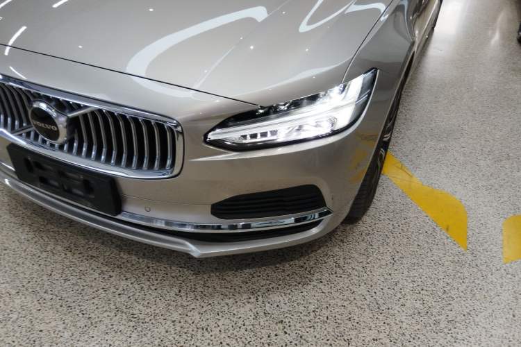 Used Volvo S90 New Energy 2023 T8 Plug-in Hybrid All-Wheel Drive Long-Range Luxury Edition Left Front Headlight