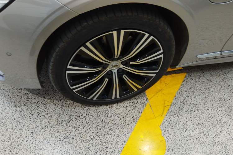 Used Volvo S90 New Energy 2023 T8 Plug-in Hybrid All-Wheel Drive Long-Range Luxury Edition Left Front Wheel Hub