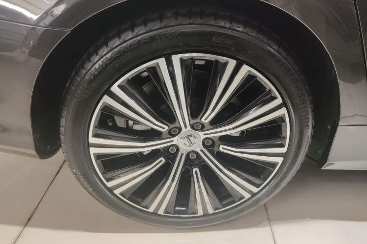 Used Volvo S90 New Energy 2023 T8 Plug-in Hybrid All-Wheel Drive Long-Range Luxury Edition Right Rear Wheel Hub