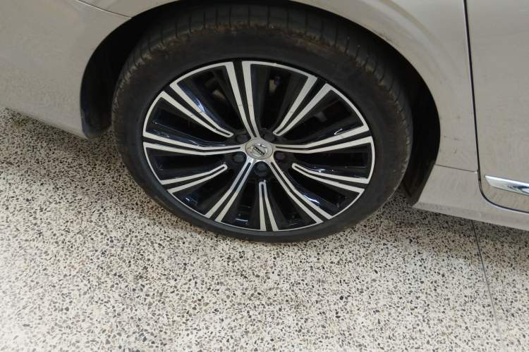 Used Volvo S90 New Energy 2023 T8 Plug-in Hybrid All-Wheel Drive Long-Range Luxury Edition Right Rear Wheel Hub
