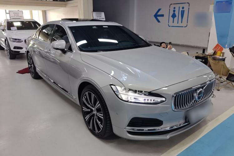 Used Volvo S90 New Energy 2023 T8 Plug-in Hybrid All-Wheel Drive Long-Range Luxury Edition Front Right 45 Deg