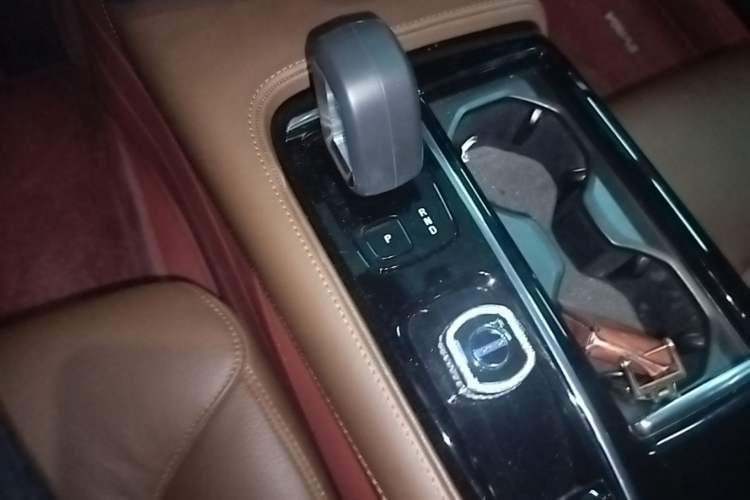 Used Volvo S90 New Energy 2023 T8 Plug-in Hybrid All-Wheel Drive Long-Range Zhiyi Luxury Edition Gear Lever