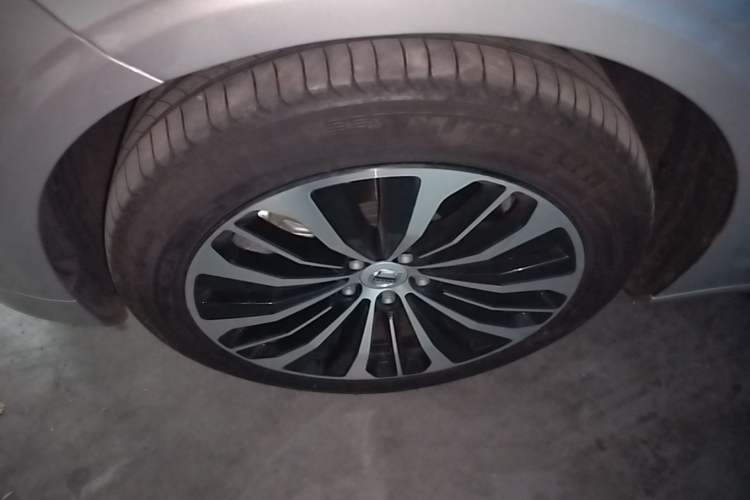 Used Volvo S90 New Energy 2023 T8 Plug-in Hybrid All-Wheel Drive Long-Range Zhiyi Luxury Edition Left Front Wheel Hub