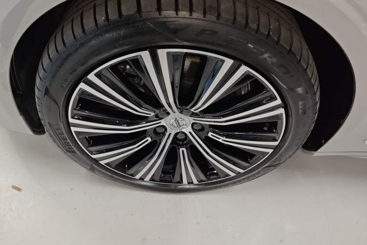 Used Volvo S90 New Energy 2023 T8 Plug-in Hybrid All-Wheel Drive Long-Range Luxury Edition Left Front Wheel Hub