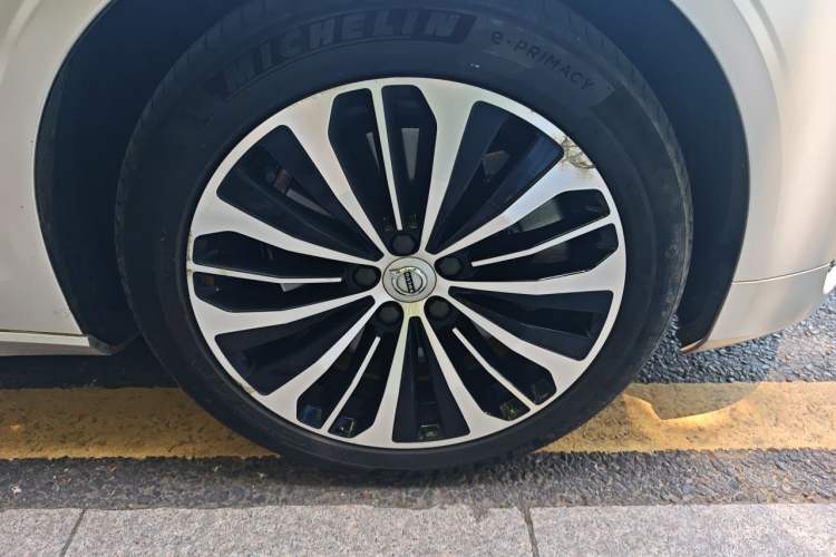 Used Volvo S90 New Energy 2023 T8 Plug-in Hybrid All-Wheel Drive Long-Range Zhiyi Luxury Edition Right Front Wheel Hub