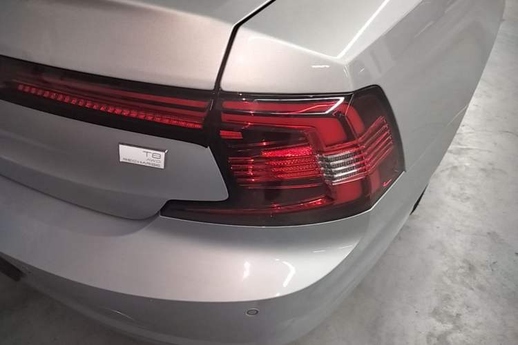 Used Volvo S90 New Energy 2023 T8 Plug-in Hybrid All-Wheel Drive Long-Range Zhiyi Luxury Edition Right Rear Taillight