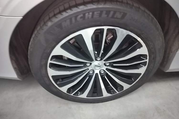 Used Volvo S90 New Energy 2023 T8 Plug-in Hybrid All-Wheel Drive Long-Range Zhiyi Luxury Edition Right Rear Wheel Hub