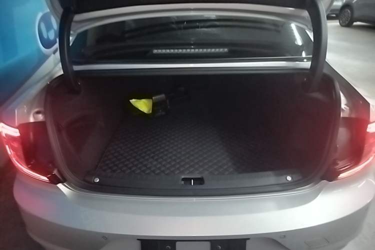 Used Volvo S90 New Energy 2023 T8 Plug-in Hybrid All-Wheel Drive Long-Range Zhiyi Luxury Edition Trunk