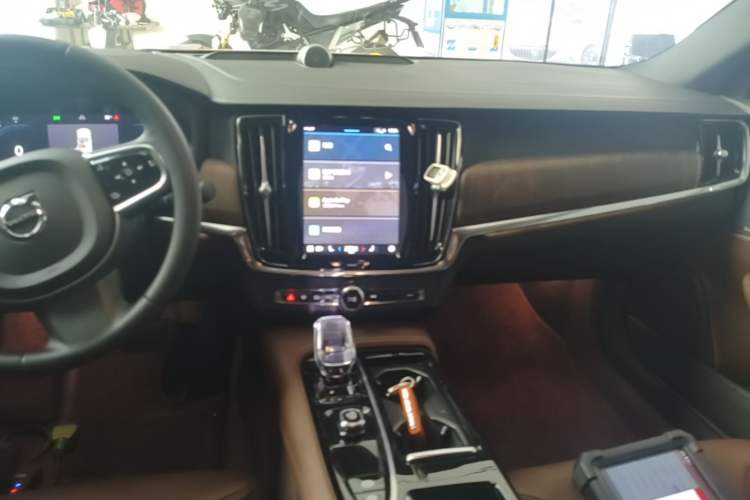 Used Volvo S90 New Energy 2024 Plug-in Hybrid Four-Wheel Drive Long-Range Luxury Smart Edition Audio And AC Panel