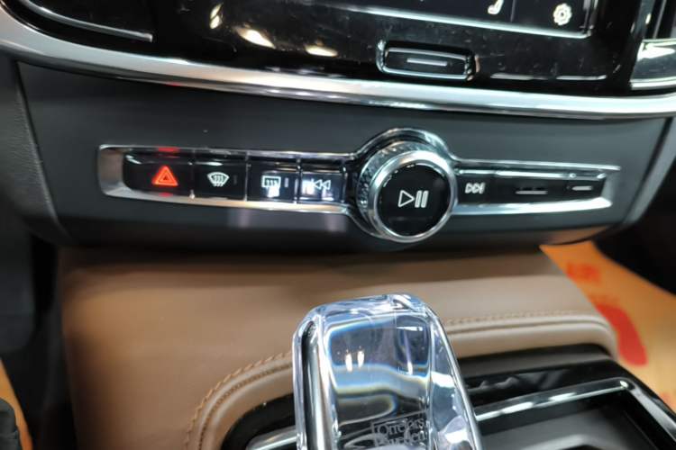 Used Volvo S90 New Energy 2024 Plug-in Hybrid Four-Wheel Drive Long-Range Luxury Smart Edition Audio And AC Panel