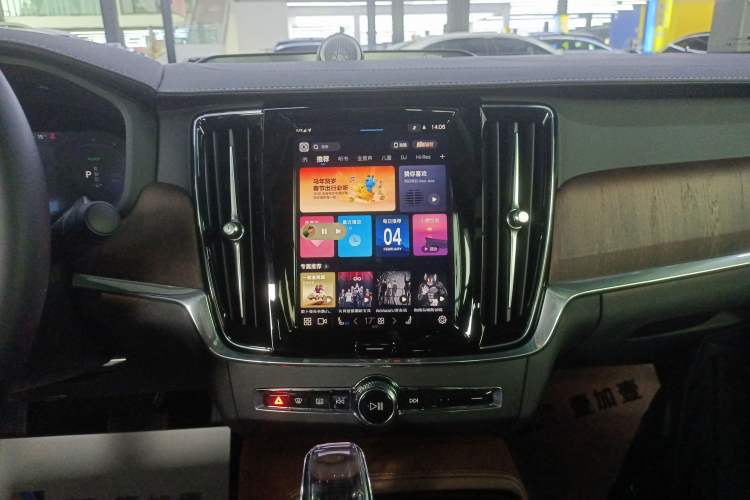 Used Volvo S90 New Energy 2024 Plug-in Hybrid Four-Wheel Drive Long-Range Luxury Smart Edition Audio And AC Panel